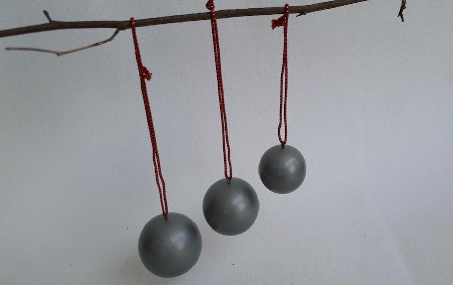 Decorative Balls in Silver Colour :: Set of 3 - Décor hanging - indic inspirations