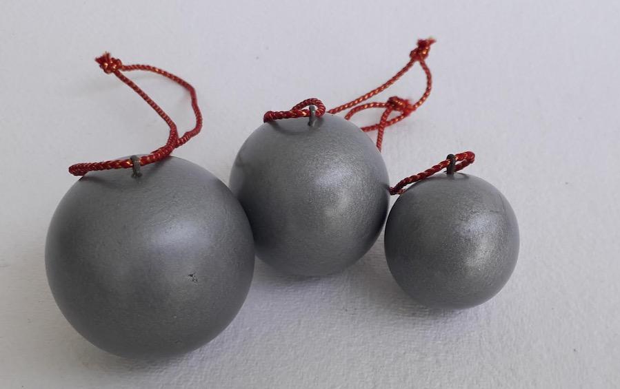 Decorative Balls in Silver Colour :: Set of 3 - Décor hanging - indic inspirations