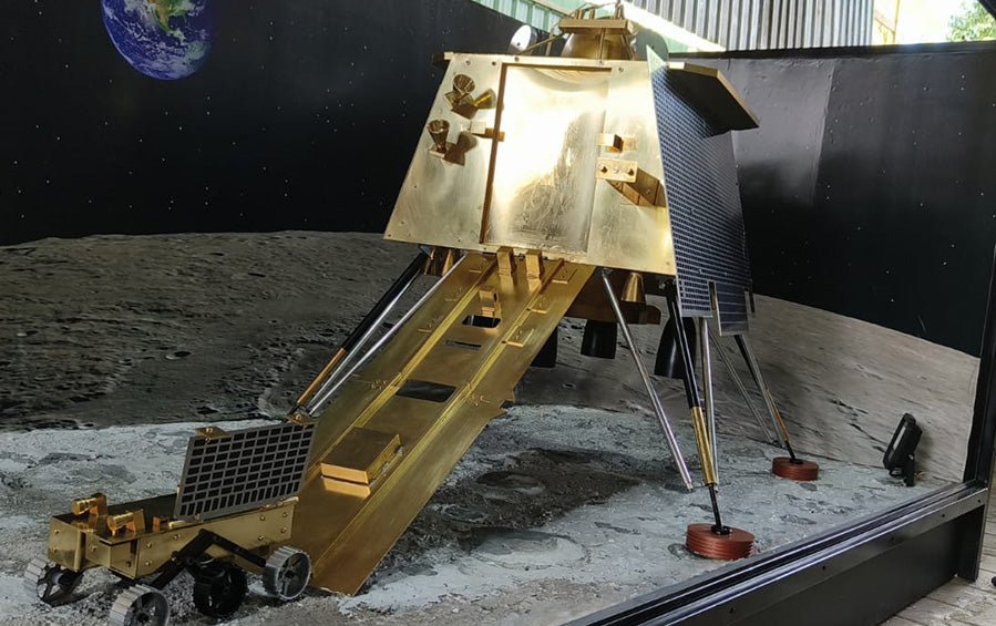 Chandrayaan 3 | 8' x 4' Diorama for Corporates - rocket models - indic inspirations
