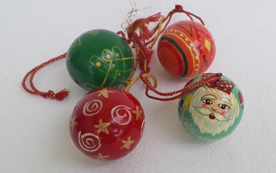 Decorative Balls Festive Design :: Set of 4 - Décor hanging - indic inspirations