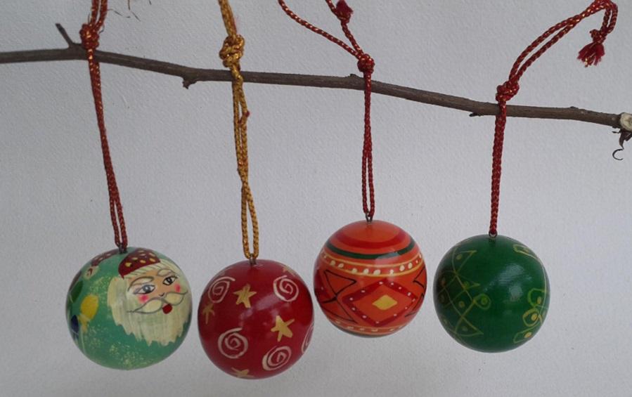 Decorative Balls Festive Design :: Set of 4 - Décor hanging - indic inspirations
