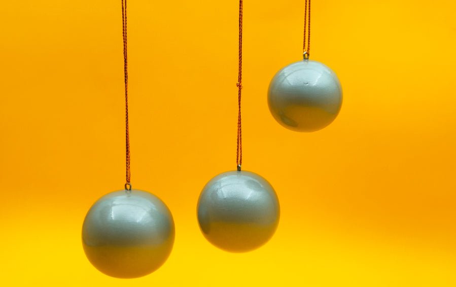 Decorative Balls in Silver Colour :: Set of 3 - Décor hanging - indic inspirations
