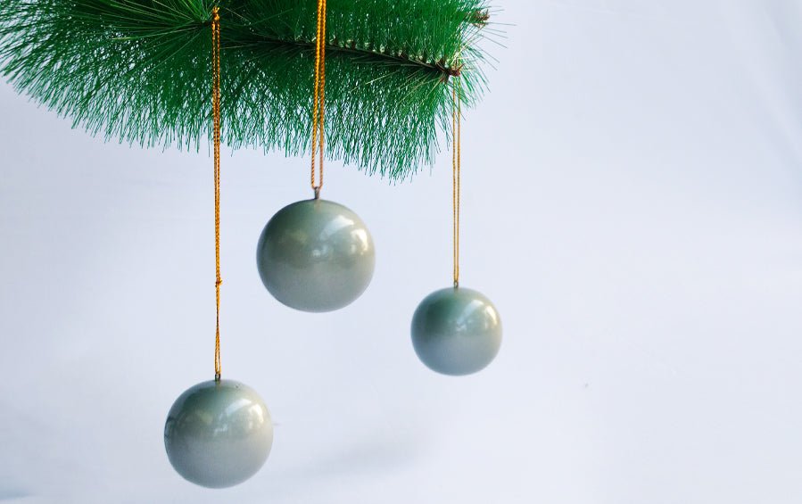 Decorative Balls in Silver Colour :: Set of 3 - Décor hanging - indic inspirations