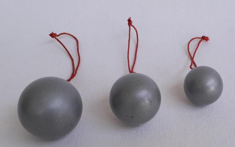 Decorative Balls in Silver Colour :: Set of 3 - Décor hanging - indic inspirations
