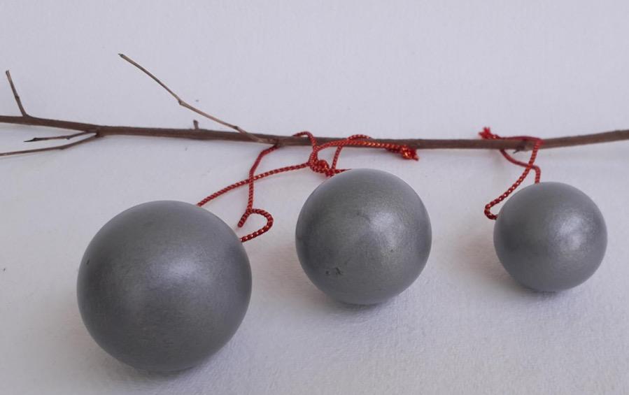 Decorative Balls in Silver Colour :: Set of 3 - Décor hanging - indic inspirations
