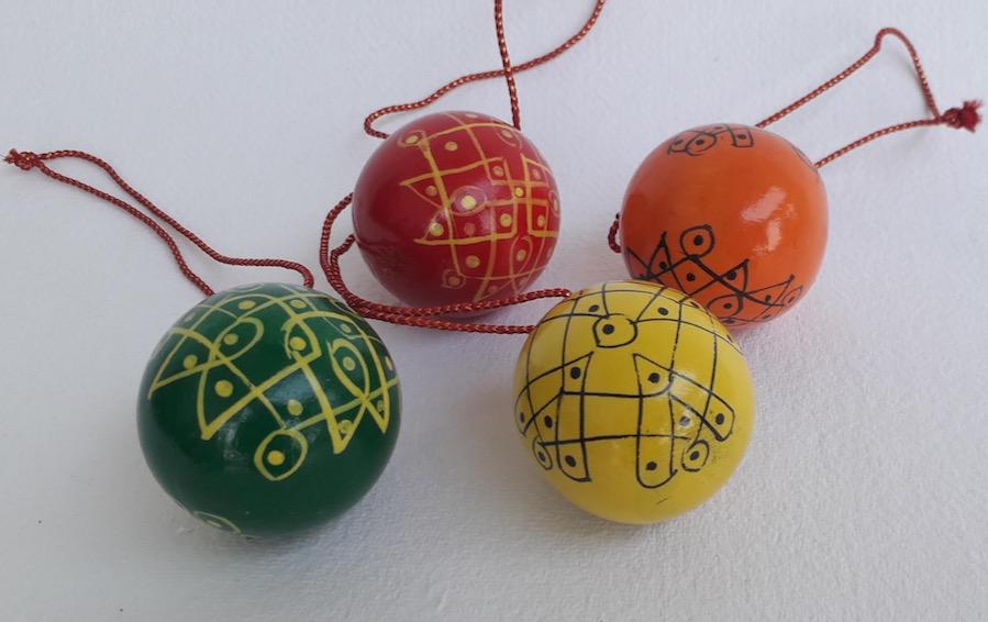 Decorative Balls Rangoli Design :: Set of 4 - Décor hanging - indic inspirations