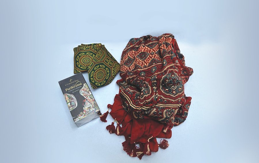 Gujarat Arts & Crafts | Gift Box (S) - Gift packs - indic inspirations